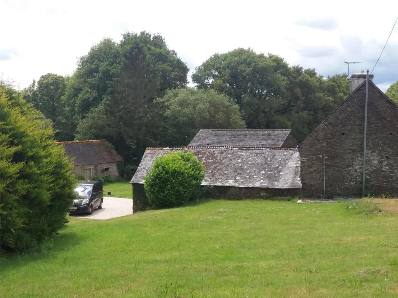 Le Parfum Des Fleurs Bed & Breakfast Plussulien Exterior photo