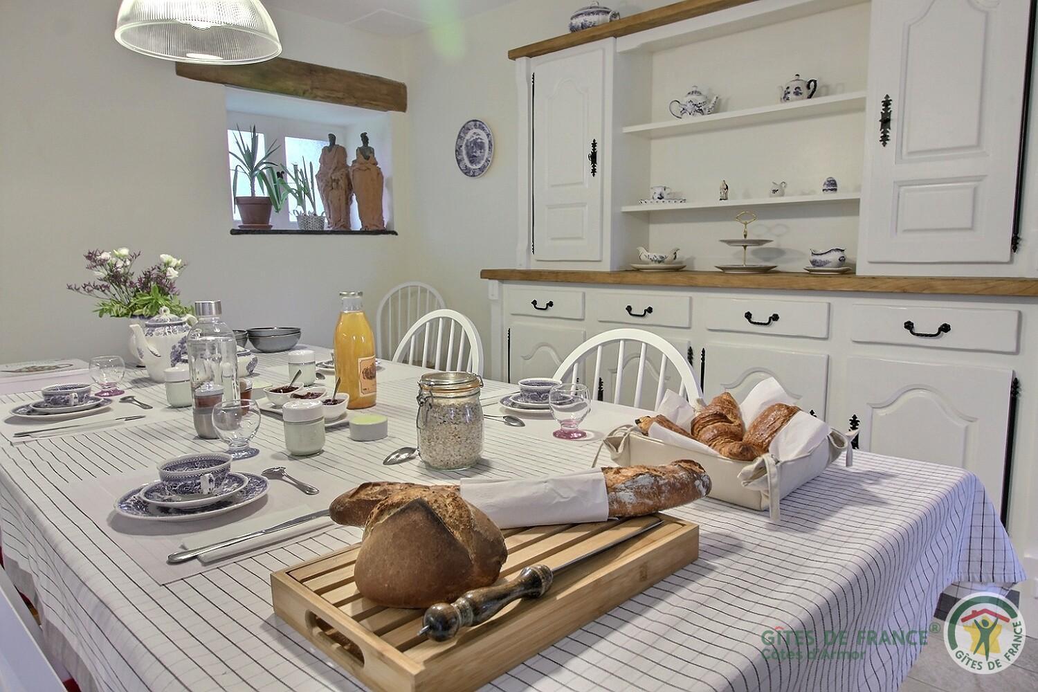 Le Parfum Des Fleurs Bed & Breakfast Plussulien Exterior photo