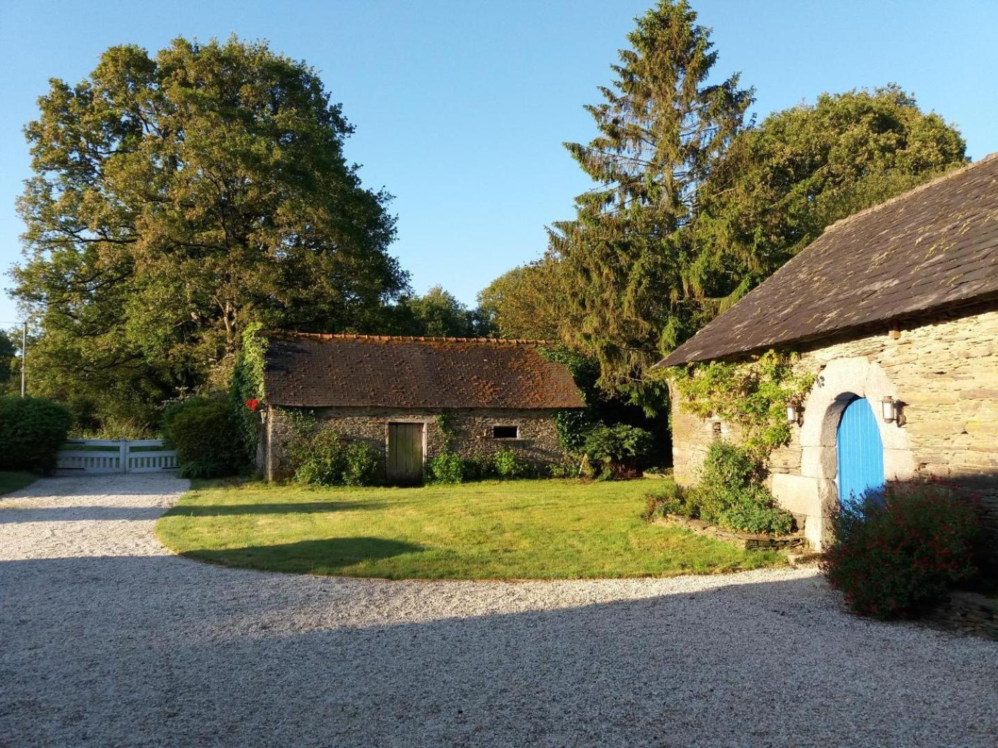 Le Parfum Des Fleurs Bed & Breakfast Plussulien Exterior photo